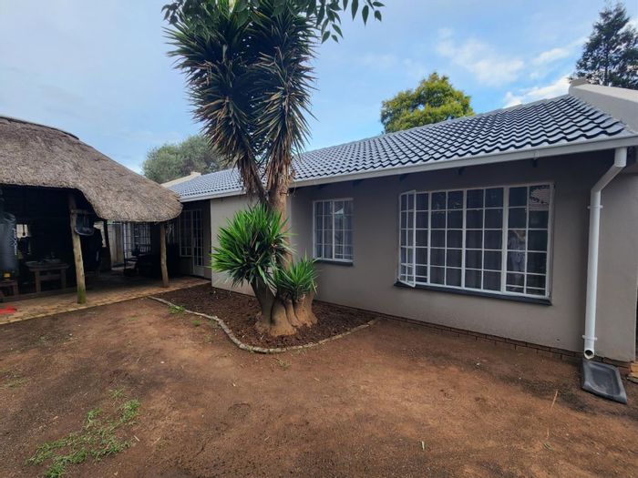 4-Bedroom House To Rent in Huntingdon with garden, patio, and secure parking.