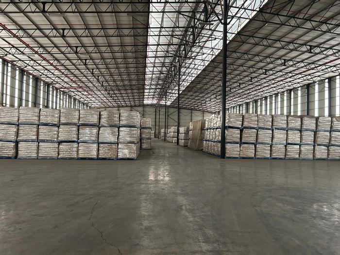 Industrial warehouse to rent in Pomona: 10,723 sqm, high clearance, customizable offices.