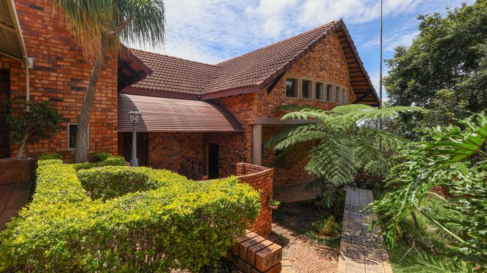 For Sale: House in Steiltes with pool, lapa, and ample parking options.