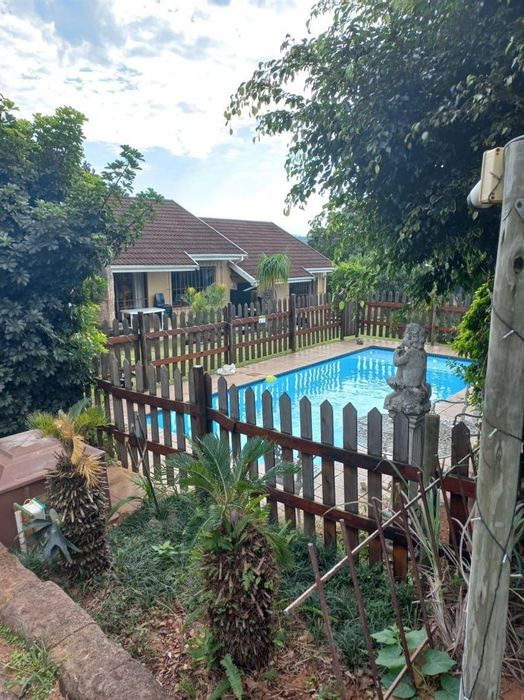 Cottage to Rent in Palm Beach: Includes utilities, secure parking, communal pool.