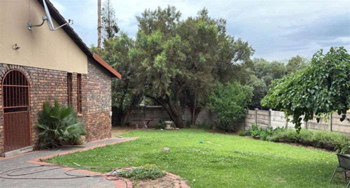 House for Sale in The Reeds: 3 Bedrooms, 2 Bathrooms, Spacious Outdoor Area.