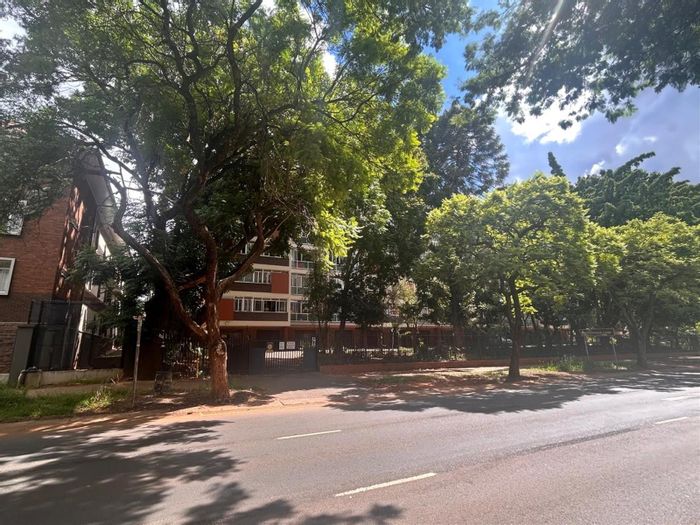 Spacious 4-Bedroom Apartment in Muckleneuk | Lift, Pool, 24-Hour Security | For Sale