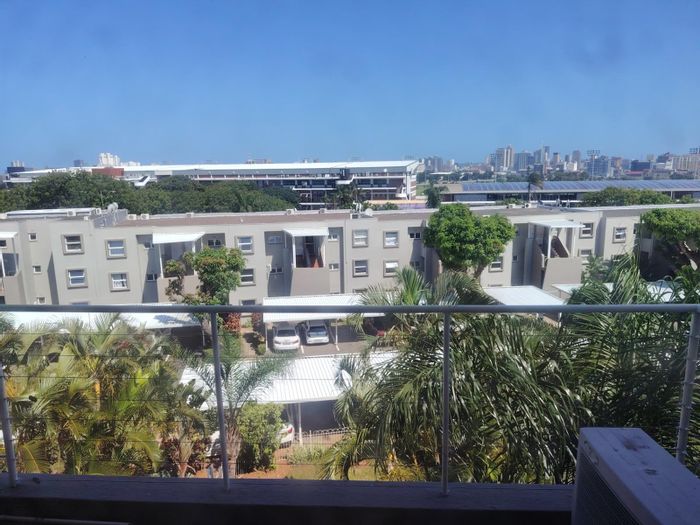 Essenwood Apartment For Sale: Pool, gym, squash court, secure parking, and laundry.