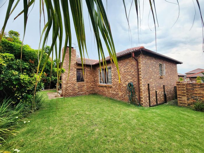 Rooihuiskraal North Townhouse For Sale: 2 beds, secure complex, garden, entertainment area.