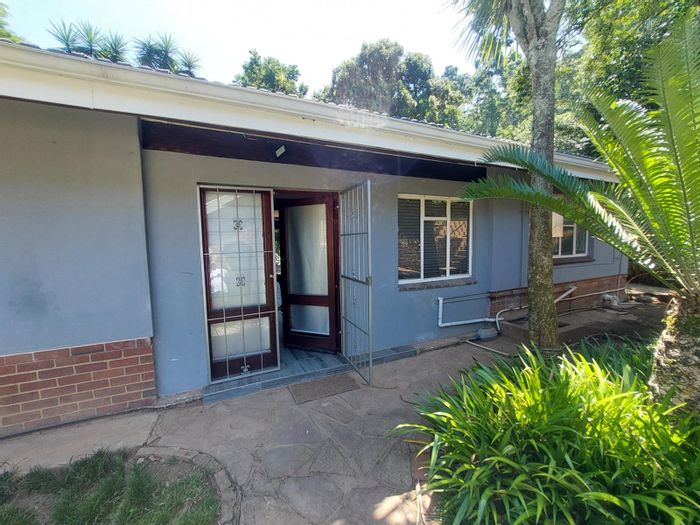 To Rent: 2-bedroom apartment in Clarendon with garden, garage, and sports courts.