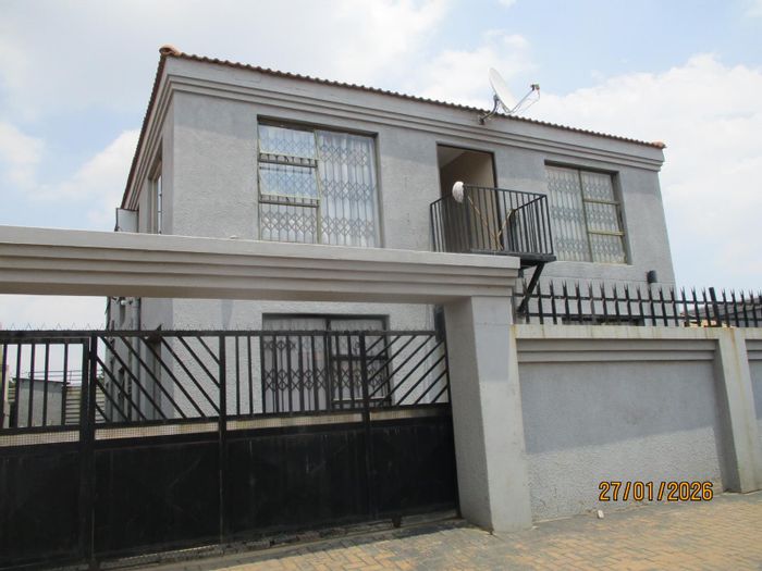 For Sale: House in Tembisa Central, 10 bedrooms, 11 bathrooms, secure investment opportunity.