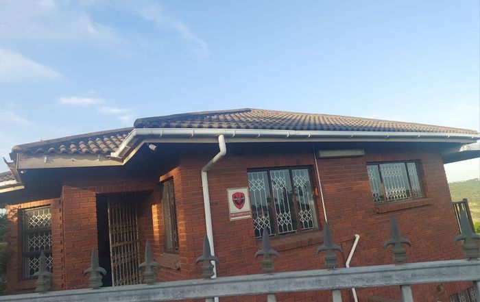 For Sale: Malvern House with 3 bedrooms, study, granny cottage, and spacious yard.