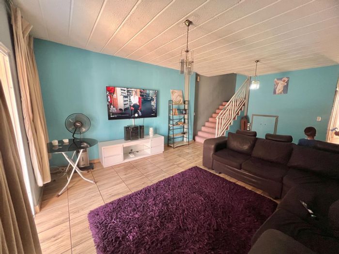 Windsor Apartment For Sale: 2 Bedrooms, 1.5 Bathrooms, Convenient Kitchen, Storage Room.