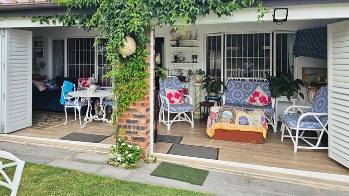 For Sale: Townhouse in Margate Central with sea views, private beach access, and pool.