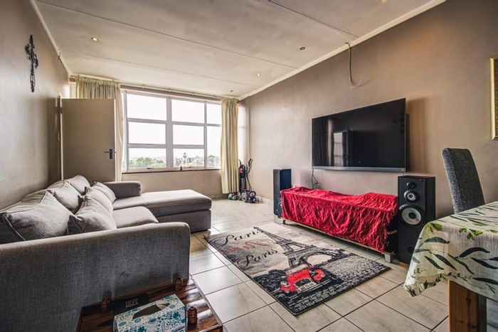Dowerglen Apartment For Sale: 2 Bedrooms, secure parking, communal Lapa, convenient location.