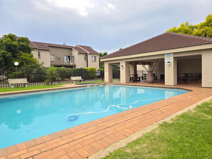 Bonaero Park Apartment For Sale: 2 Bedrooms, Communal Pool, Double Carport.