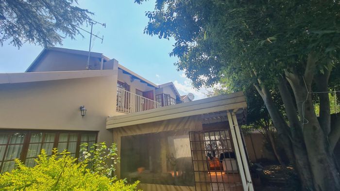 Florida Park Townhouse For Sale: 3 beds, garden, secure complex, close to schools.