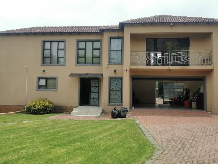 6-bedroom house in Secunda Central with pool, garage, and pet-friendly yard. To Rent.