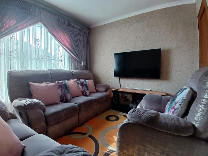 Madadeni House For Sale: 3 Bedrooms, garage, prepaid meter, near transport.