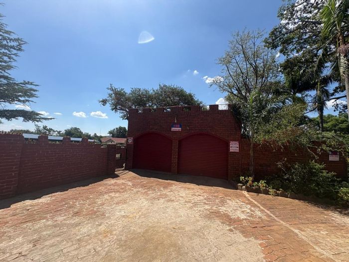 For Sale: House in Utrecht Central with 4 bedrooms, double garage, and garden.