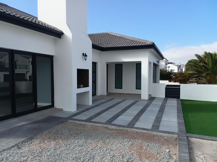 For Sale: House in Shelley Point with golf estate access, spacious layout, and secure parking.