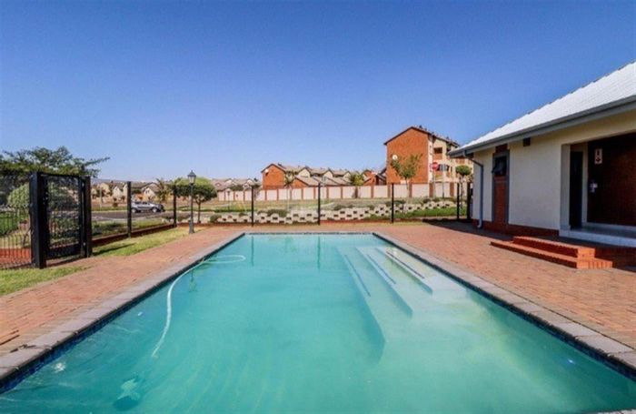 Sagewood Apartment For Sale: 2 bedrooms, pool, security, close to amenities.