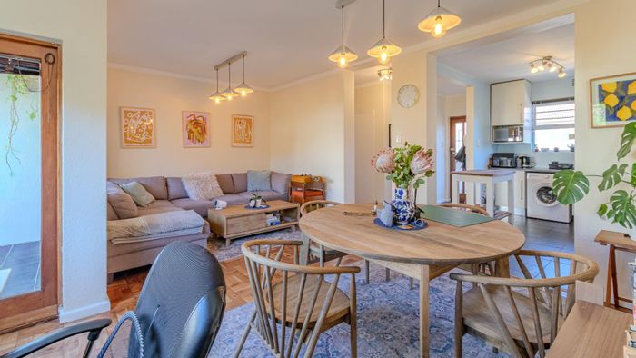 Two-bedroom apartment with parking, pet-friendly, in Tamboerskloof - To Rent.