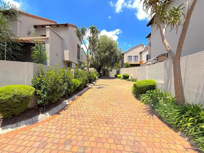 Dainfern House To Rent: 3 bedrooms, garden, jacuzzi pool, secure estate living.