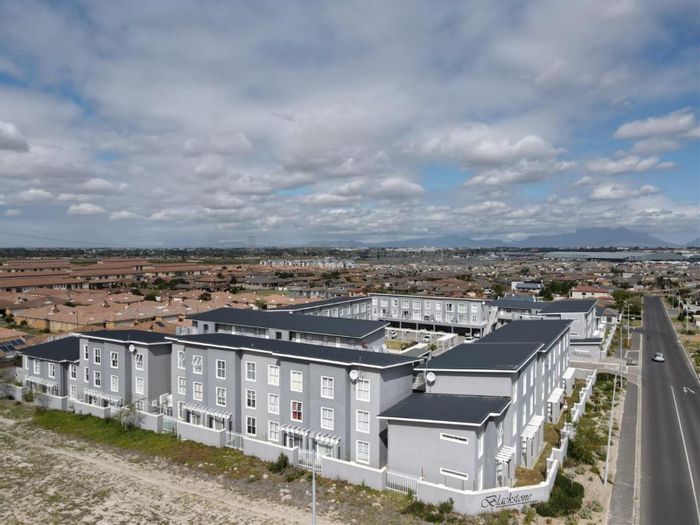 Two-bedroom apartment in Sonkring, secure complex, close to amenities, To Rent.