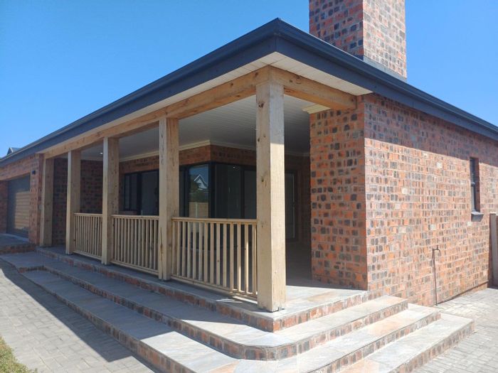 For Sale: House in Stilbaai Wes with 3 bedrooms, indoor braai, and low-maintenance garden.
