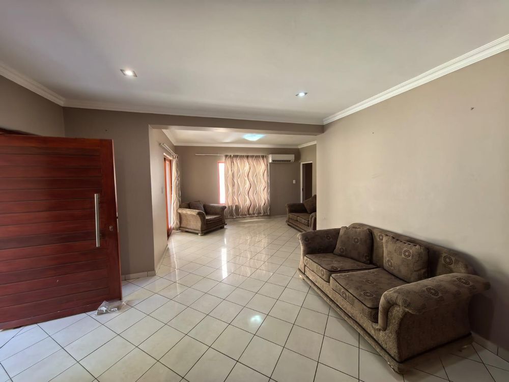 OPENPLAN LOUNGE & DINING ROOM