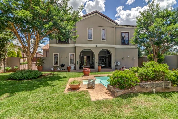 Broadacres House For Sale: 4 beds, pool, inverter, near schools and shops.