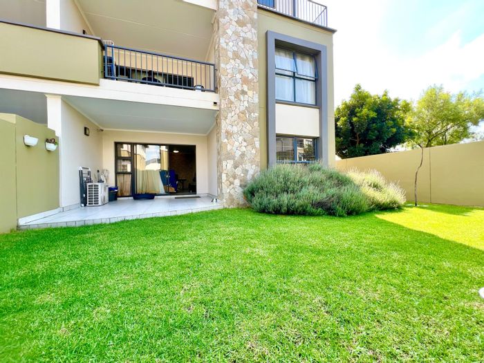 Waterfall Apartment To Rent: 3 beds, gym, café, pool, private garden.