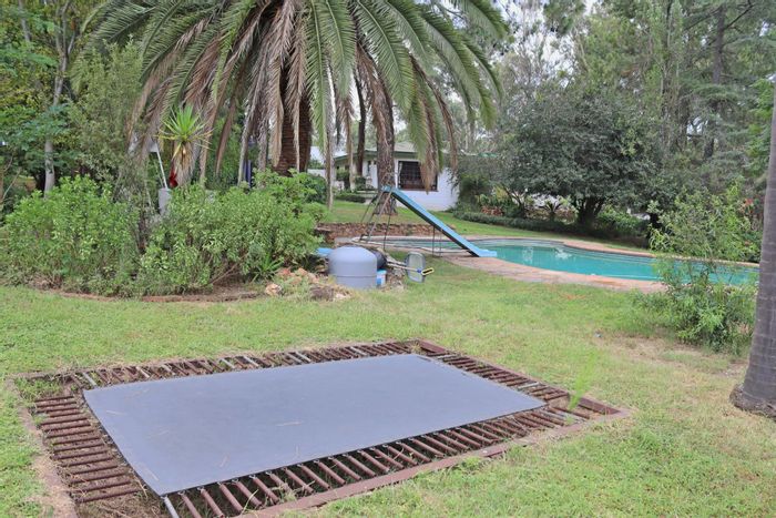 Zwartkops Small Holding For Sale: Six dwellings, equestrian facilities, wildlife conservancy access.