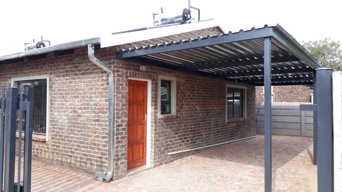 1-Bedroom Apartment in Impala Park To Rent, pet-friendly, prepaid utilities, undercover parking.