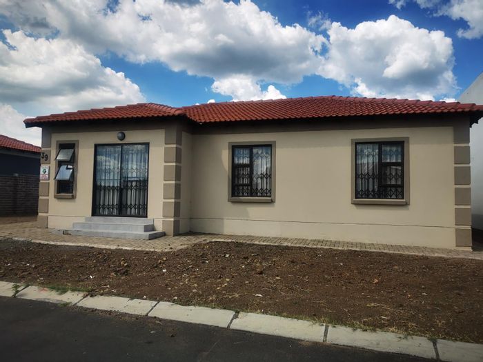 For Sale: House in Secunda Central with open-plan living, ample outdoor space.
