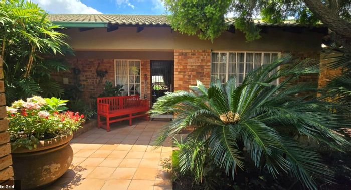 Maraldi Estate Townhouse For Sale: 3 Bedrooms, Heated Pool, Solar Power, Secure Living.