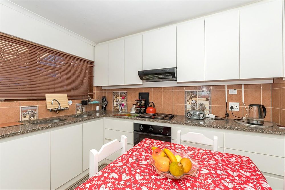 Fully Fitted Kitchen