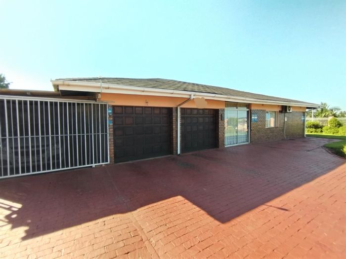 Grantham Park House For Sale: Pool, double garage, air conditioning, and spacious layout.