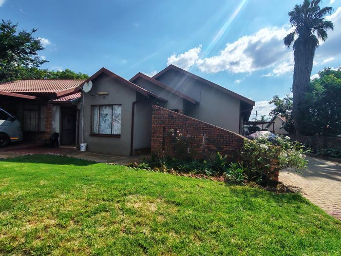 For Sale: 4 Bedroom House with Flat, Spacious Living, Parking in Mineralia.