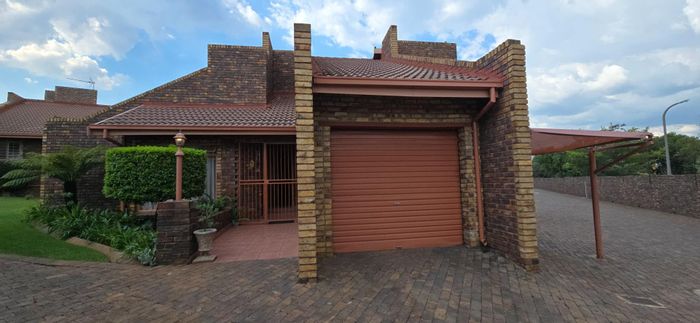 Aerorand Townhouse For Sale: Secure complex, communal gardens, air-conditioned living, private courtyard.