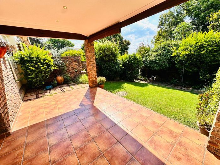Bryanston Townhouse For Sale: 3 Beds, pool access, garden, double garage.