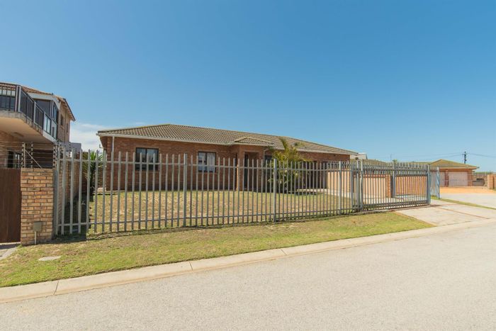 Dual living potential house in Bluewater Bay, 6 bedrooms, 4 bathrooms, for sale.