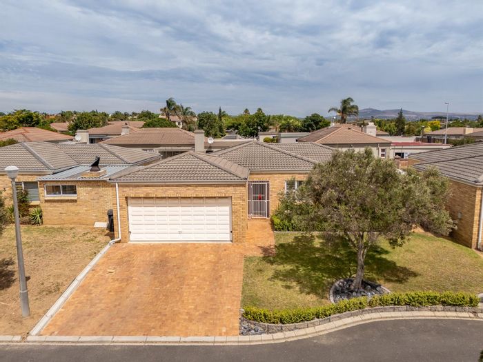 Kleinbron Townhouse For Sale: 3 beds, double garage, braai area, secure living.