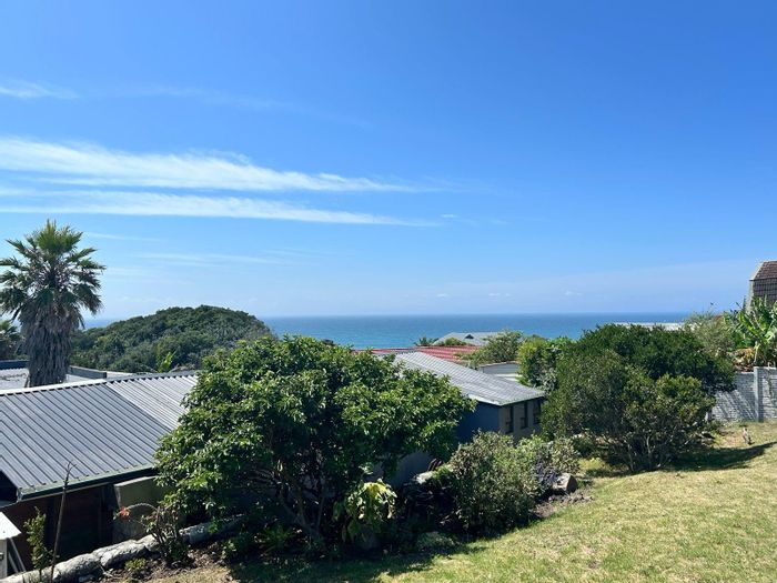 For Sale: Spacious 4-bedroom house in Glengariff, near beach and golf amenities.