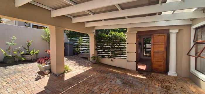 Chanteclair House To Rent: 3 Bedrooms, 2 Bathrooms, Easy-Maintenance Garden.