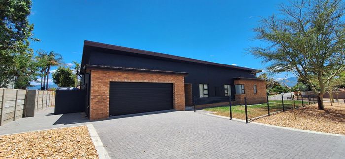 3 Bedroom House For Sale in Riversdale Central with indoor braai and double garage.