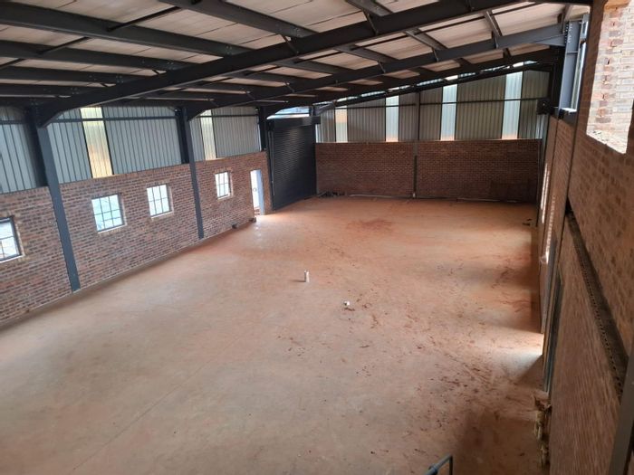 Commercial property to rent in Vaalbank: secure, spacious, 24-hour access, two bathrooms.