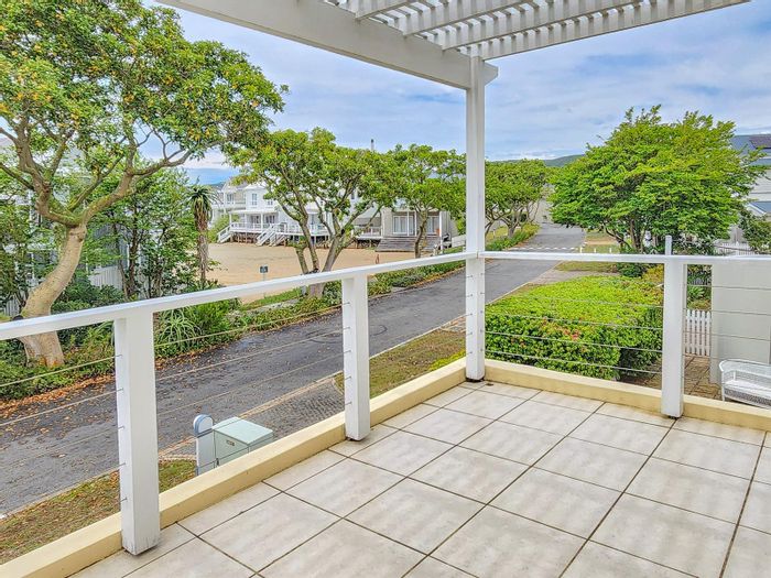 Thesen Islands House For Sale: 3 en-suite bedrooms, private yard, near amenities.