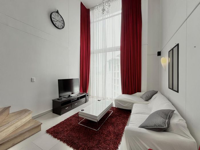 Claremont Upper Apartment To Rent: 3 bedrooms, gym, pool, terrace, secure parking.