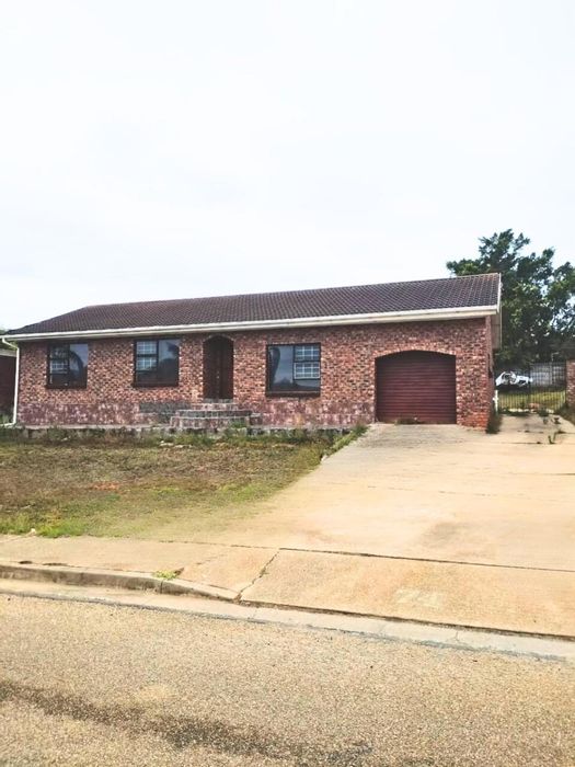 For Sale: House in Fairbridge Heights with 3 bedrooms, large yard, secure access.