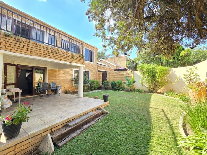 Townhouse To Rent in Craigavon: 3 bedrooms, garden, garage, solar power, family-friendly.