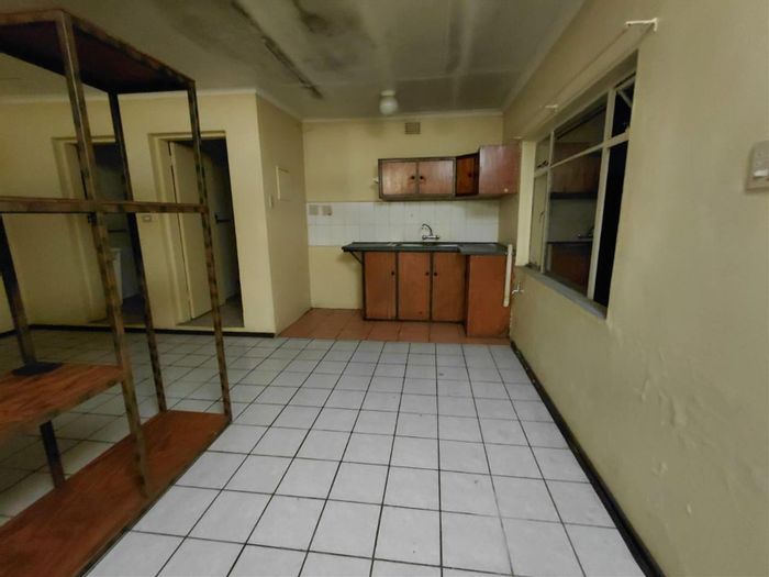 1-Bedroom Apartment To Rent in Brakpan Central with prepaid utilities and ample storage.