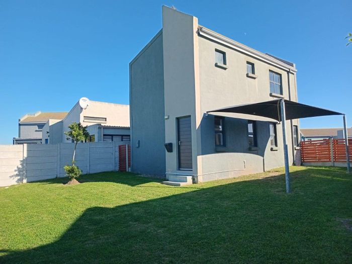 For Sale: Townhouse in Parsonsvlei with 3 bedrooms, secure parking, and garden.