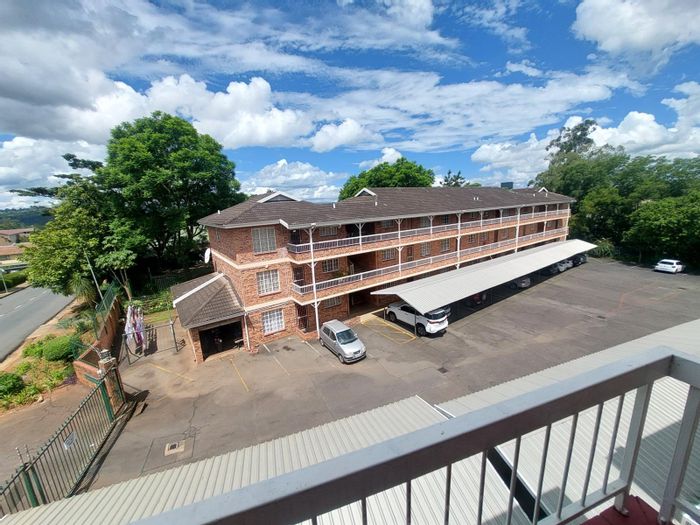 2-bedroom apartment in Clarendon with patio, air conditioning, and cleaning service. To Rent.